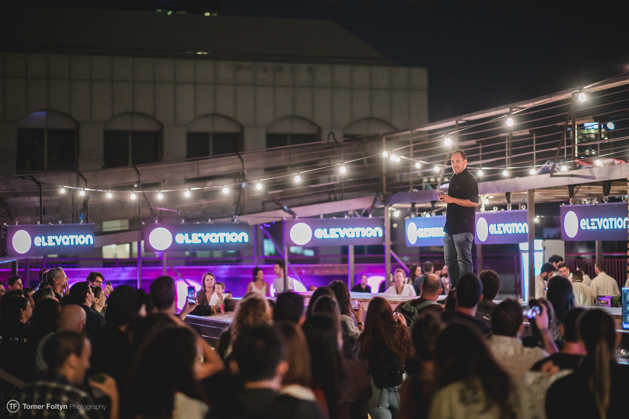 אבי שניר מול קהל בהרצאה